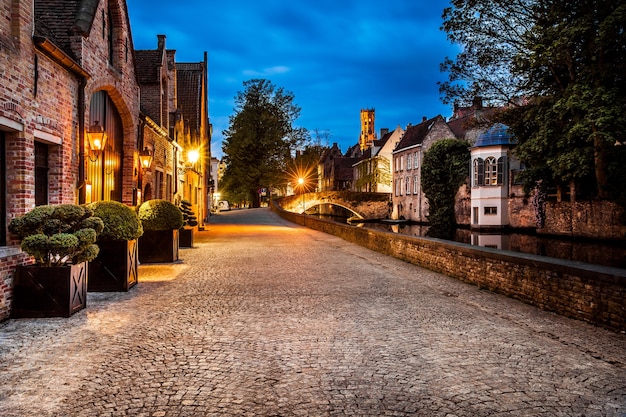 Vista notturna di bruges street, belgio, nightshot dei canali di brugge, architettura tradizionale belga