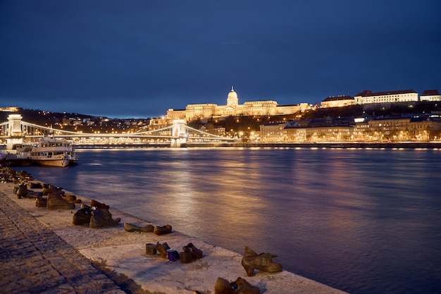 Vista notturna della zona di buda da pest a budapest (ungheria)