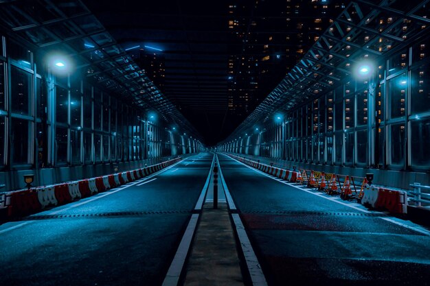 Foto vista notturna di un'autostrada tranquilla