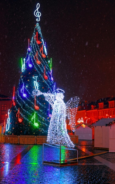 リトアニア、ビリニュスの市庁舎広場のクリスマスツリーの夜景。冬。バザールの工芸品でヨーロッパの都市アドベントデコレーションのストリートとホリデーフェア