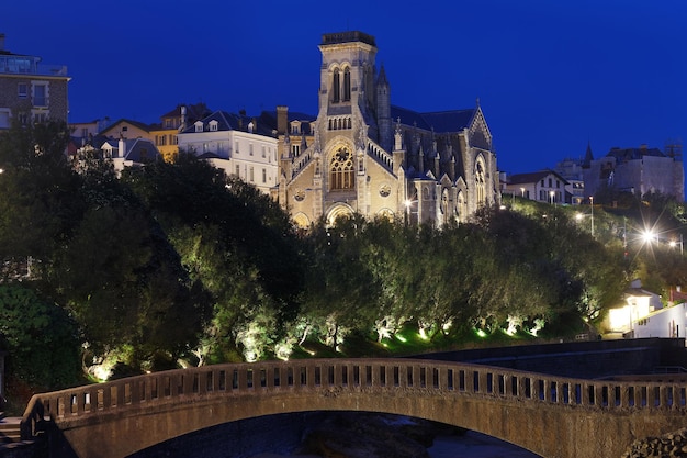 ビアリッツフランスの聖ユージニー教会の夜景