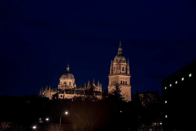 Vista notturna della cupola e della torre della cattedrale di salamanca