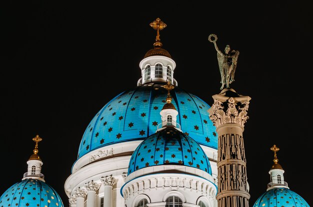 Cupole di vista di notte con le stelle della cattedrale troitsky a san pietroburgo