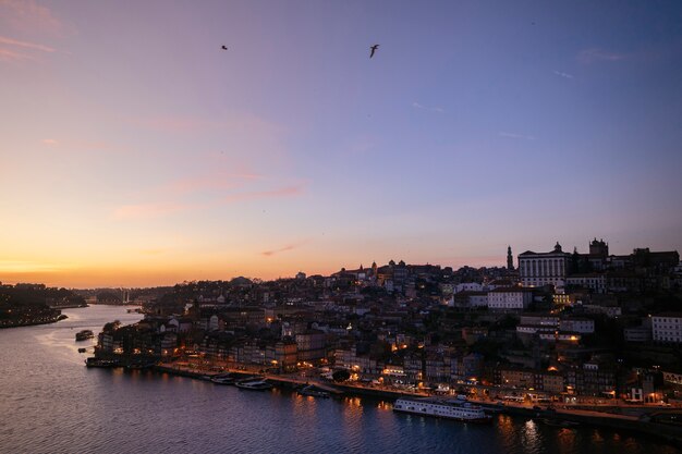 Vista notturna del fiume douro con barche. punto di riferimento europeo. stile di vita di viaggio.