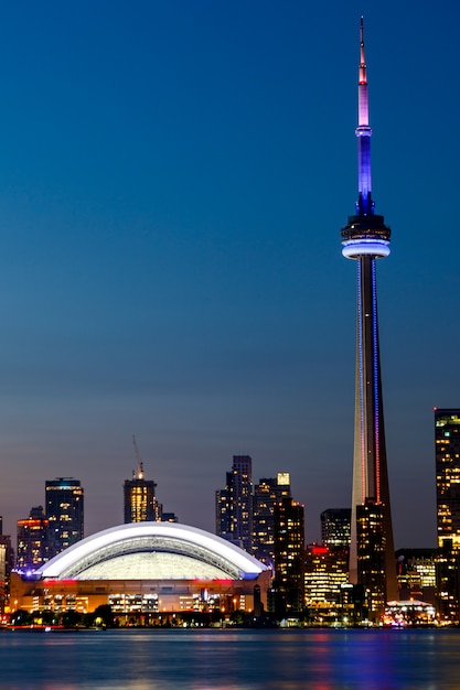 Vista notturna del centro di toronto, ontario, canada