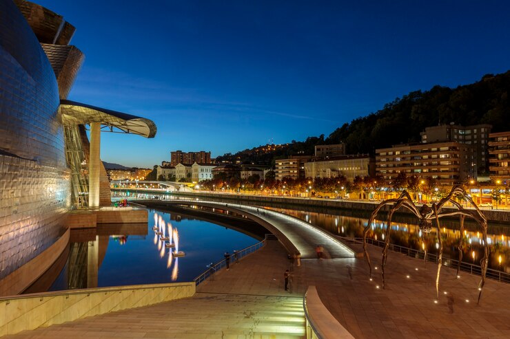 スペイン、ビルバオのグッゲンハイム美術館の夜景