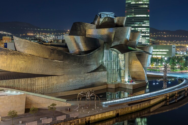 スペイン、ビルバオのグッゲンハイム美術館の夜景