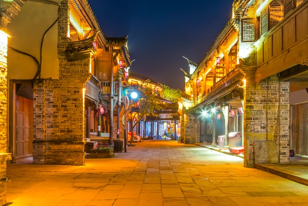 Vista notturna dell'antica città di huanglongxi a chengdu