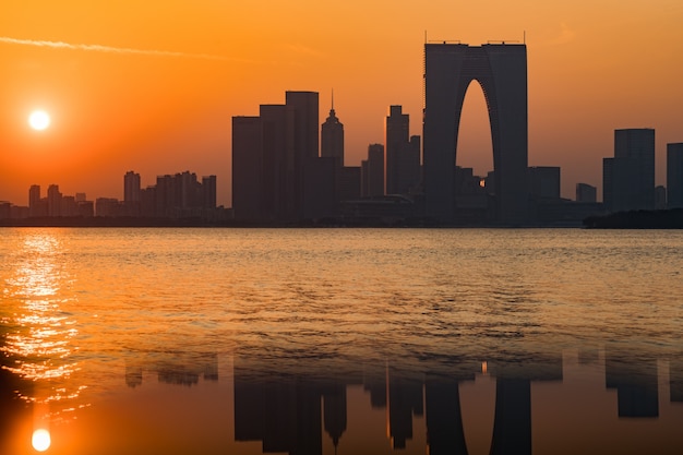 蘇州のジンジ湖の夜景、近代建築の背景