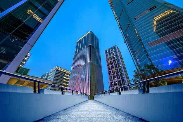 Foto vista notturna di edifici moderni, jinan, shandong, cina.