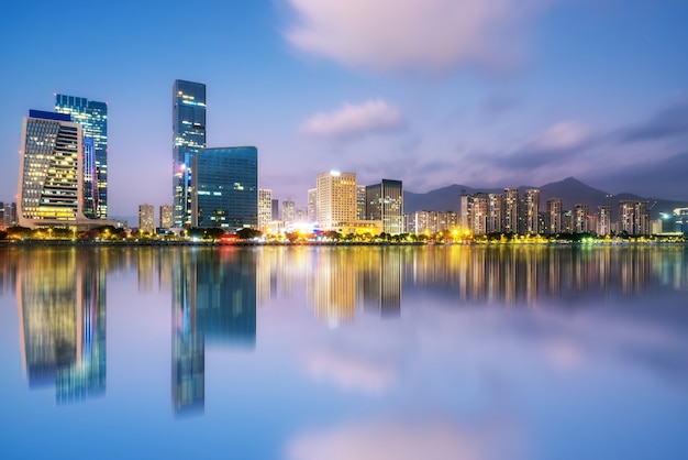 福州金融地区の近代的なオフィスビルの夜景