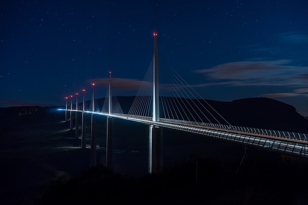 Фото Ночной вид на виадук мийо, самый высокий мост в мире, аверон, франция.