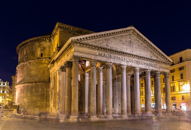 Photo night view of pantheon in rome italy