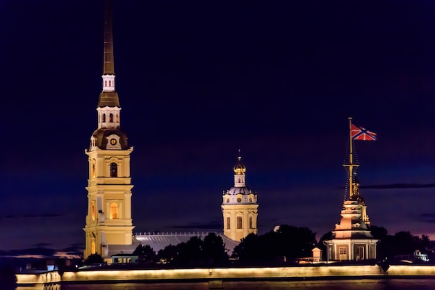 Ночной вид на Петропавловскую крепость в Санкт-Петербурге, Россия