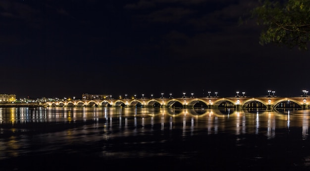 Photo night view of pont de pierre in bordeaux - aquitaine, france
