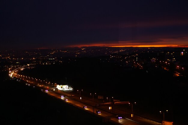 Foto vista notturna di praga dall'alto - cielo al tramonto