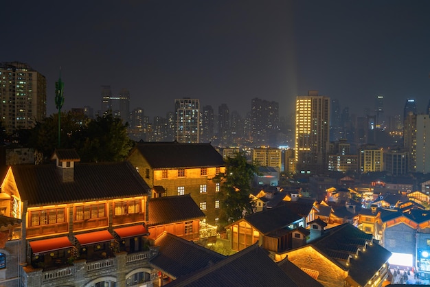 Vista notturna della strada commerciale retrò a chongqing, cina