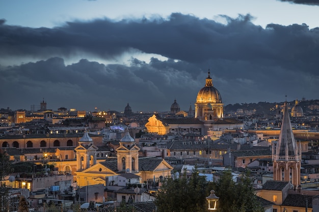 ローマの屋根の夜景