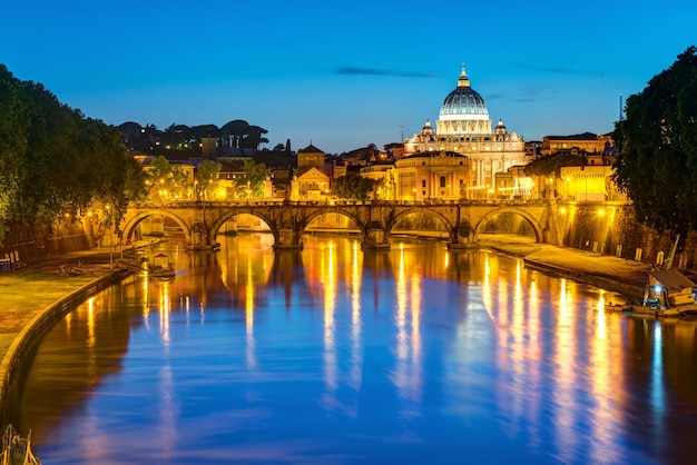 ローマのサンピエトロ大聖堂の夜景