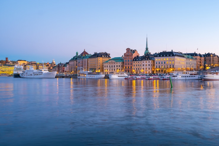 Photo night view of stockholm skyline old town in sweden