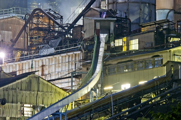 Foto vista notturna della fabbrica di zinco di toho