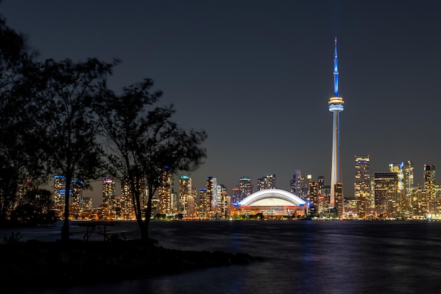 トロント市のダウンタウンのスカイライン パノラマ オンタリオ カナダの夜景