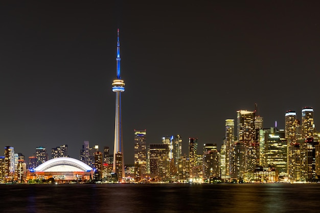 Vista notturna del panorama dell'orizzonte del centro cittadino di toronto ontario canada