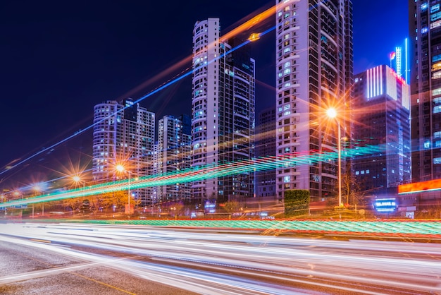 都市道路とファジー車のライトの夜景