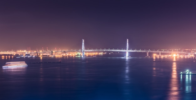 夜景横浜ベイ。横浜と東京の間のロープの橋を示す。