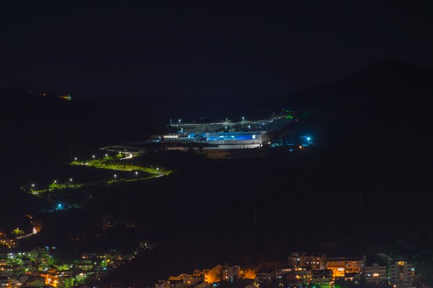 Di notte, il parco acquatico è illuminato con luci colorate.