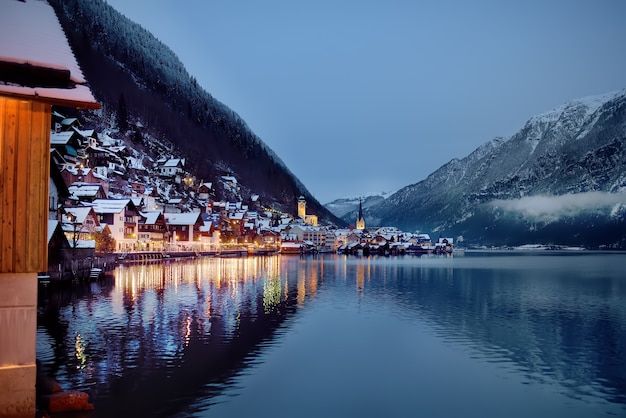 オーストリアアルプスのハルシュタットの村の冬の夜景