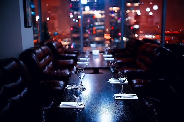 ночной клуб пентхаус в небоскребе / сервировка стола с очками и ночными огнями, вечеринка, алкоголь, интерьер ночного клуба