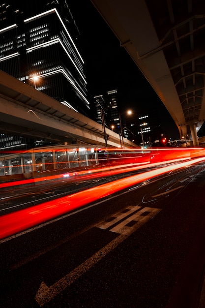 Foto la vita notturna della città brilla di luce per le strade