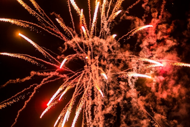 黒い空に色の花火の背景とナイトライフコンセプトのお祝い