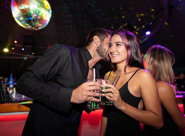 Foto persone della vita notturna che si divertono nei bar e nei club