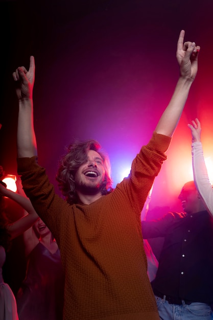 Foto vita notturna con gente che balla in discoteca