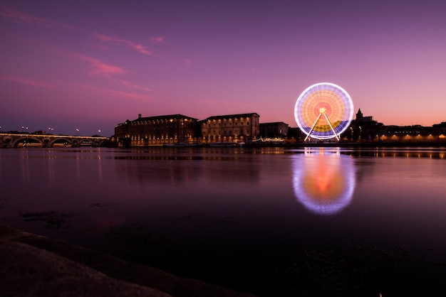 写真 トゥールーズの回転観覧車の夜景