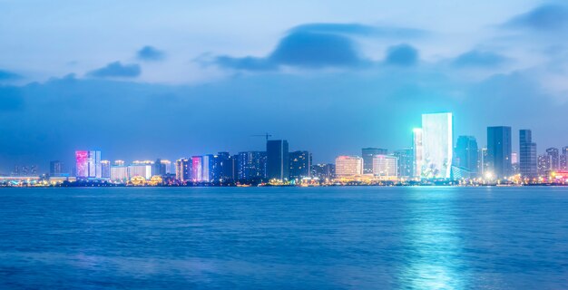 Nightscape Skyline van stedelijke architectuur langs de kustlijn van Qingdao