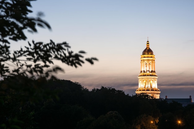 우크라이나 키예프 페체르시크 라브라(Kiev Pechersk Lavra)의 야간 도시 경관.