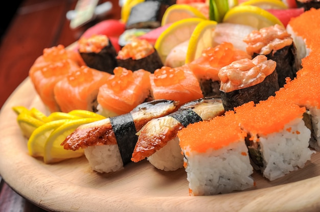 握り寿司と魚のロールは木製のテーブルで提供しています