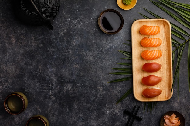 Photo nigiri sushi set with salmon and tuna served on bamboo plate