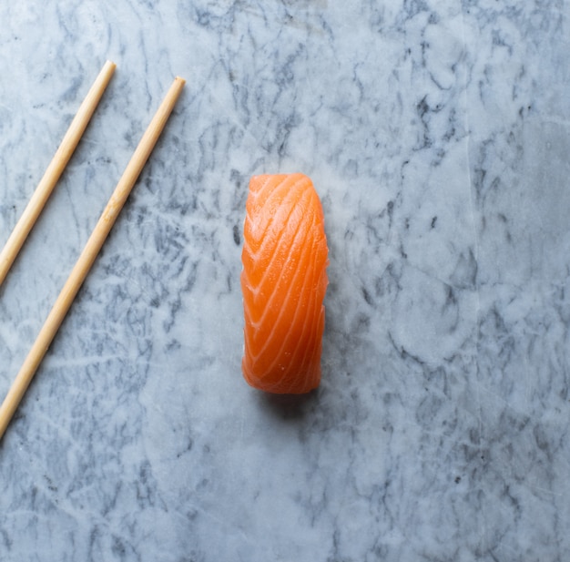 Nigiri sushi con salmone sulla superficie di marmo