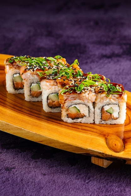 Photo nigirizushi japanese traditional sushi and cream cheese and shrimp sushi on black plate