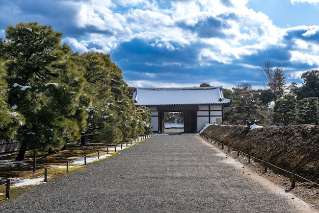 Nijo Castle Gate met sneeuw op het dak in de winter Kyoto Japan