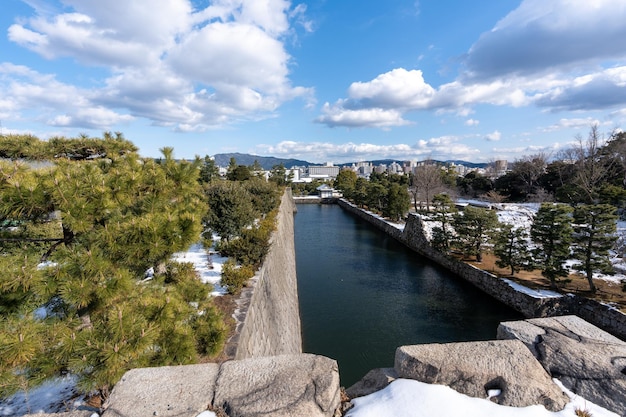 二条城の内石垣と冬の京都の雪の堀