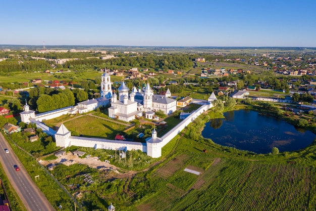 Nikitsky klooster Yaroslavl regio pereslavsky district nikitskaya sloboda op een zomerdag