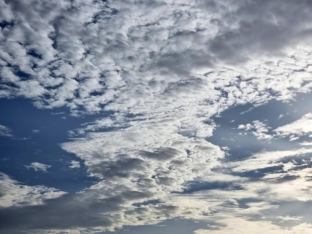 空の背景にニンバス雲