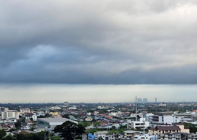 街の上空にニンバス雲