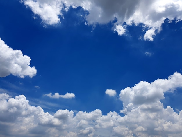 Nimbus wolken in de blauwe lucht achtergronden