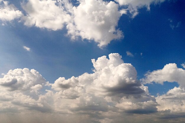 Nimbus wolken in de lucht achtergronden